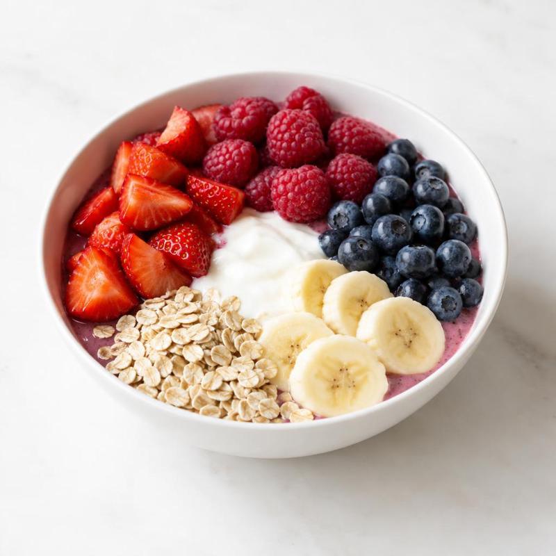 Smoothie bowl z truskawkami, malinami i jagodami