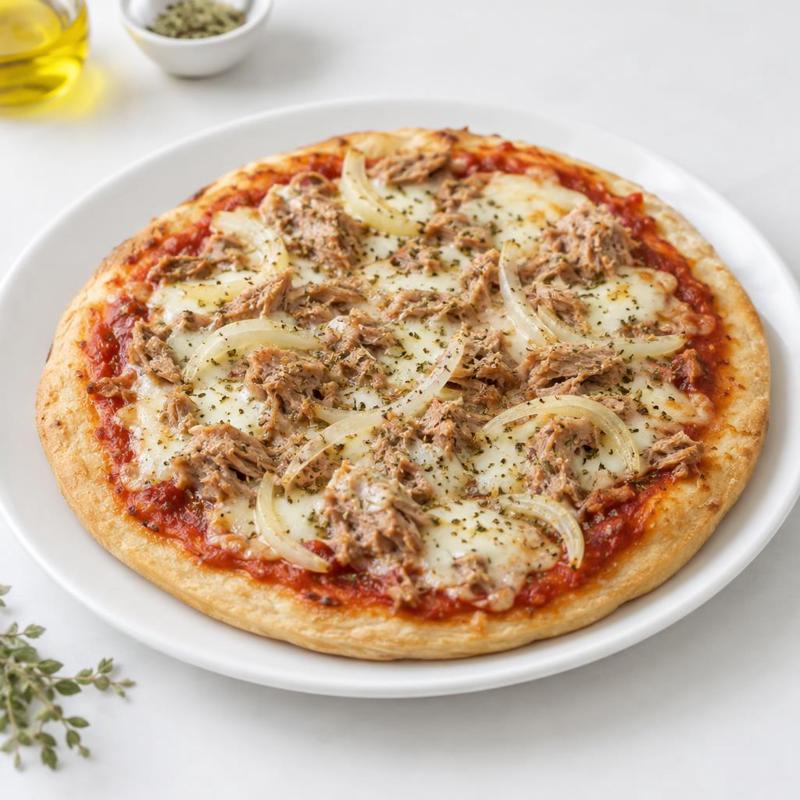 Pizza na spodzie z twarogu z tuńczykiem, cebulą i mozzarellą