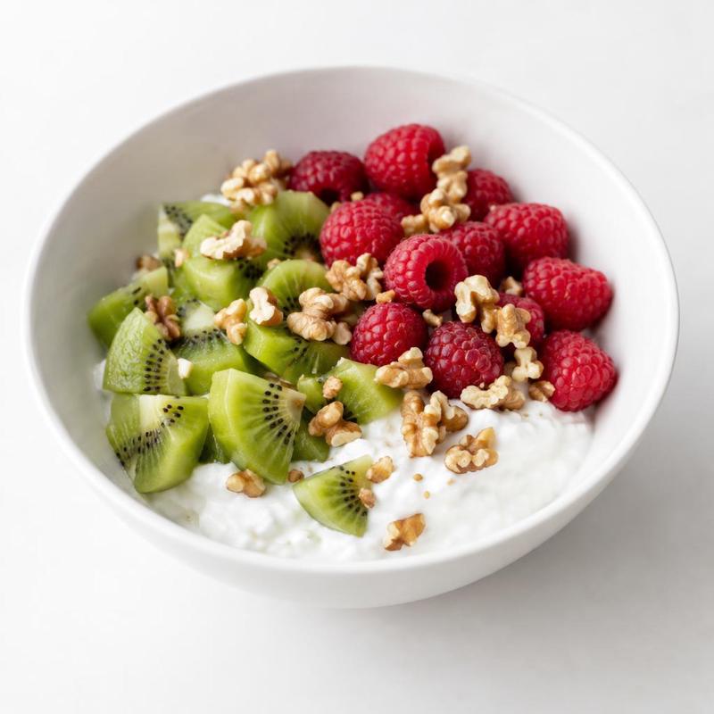 Skyr z kiwi, malinami i orzechami włoskimi