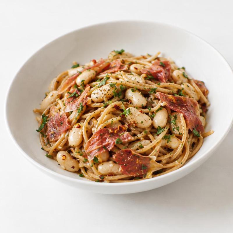 Spaghetti z fasolą, szynką dojrzewającą i czosnkową oliwą