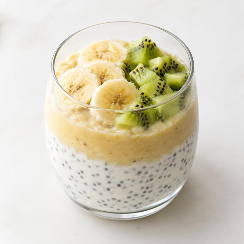 Chia na jogurcie i mleku z warstwą musu bananowego i kiwi