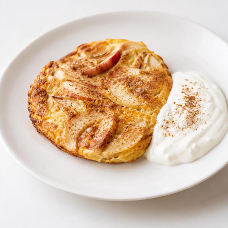 Omlet z piekarnika na plasterkach jabłka z cynamonem, z jogurtem
