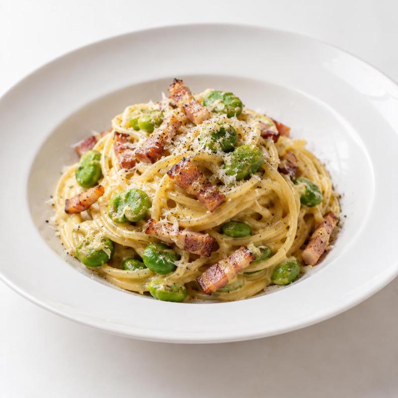 Spaghetti carbonara z młodym bobem i chrupiącym wędzonym boczkiem