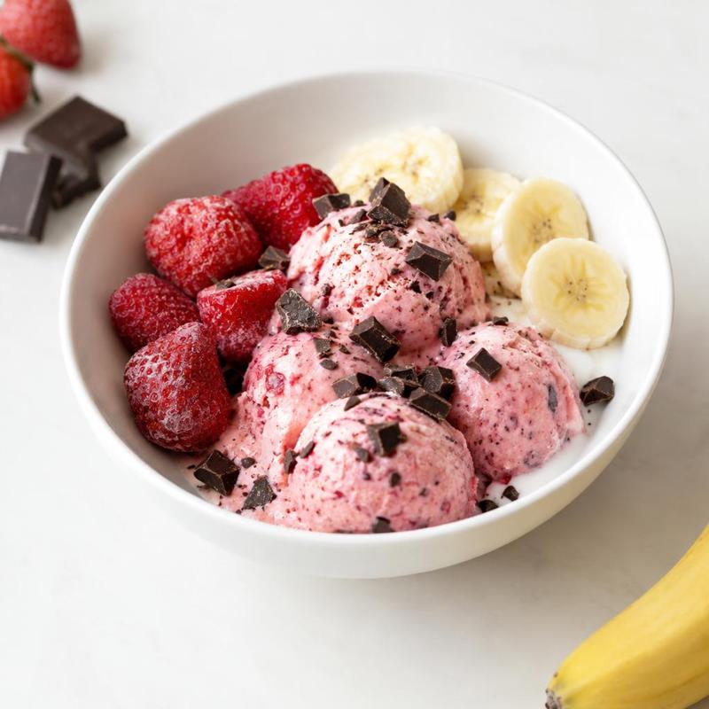 Lody truskawkowe z bananem i kawałkami czekolady