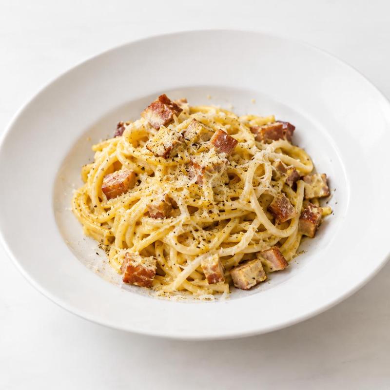 Carbonara z rumianym tofu, jajkiem i goudą