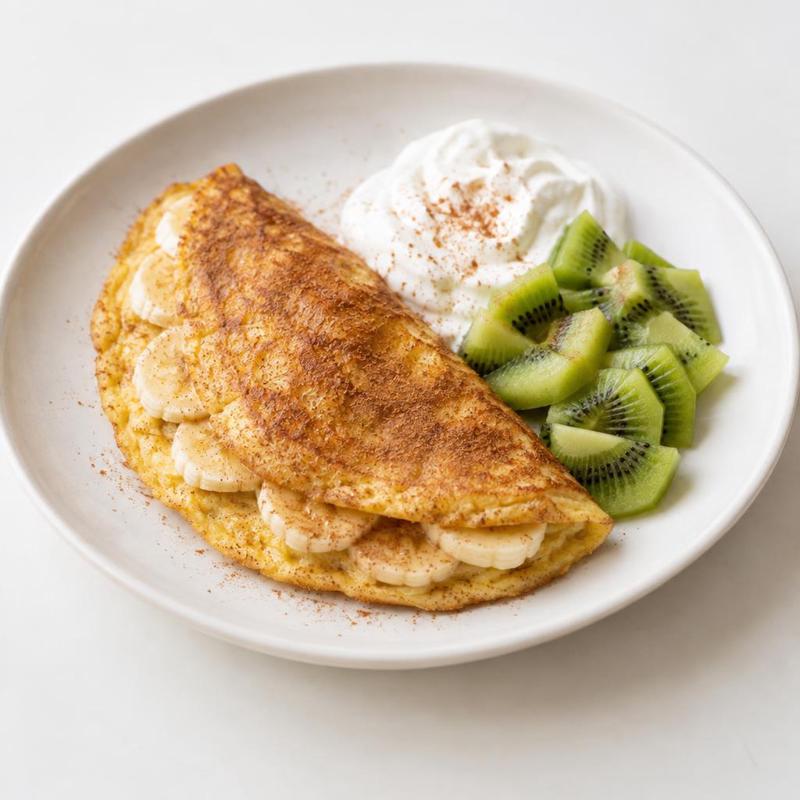 Cynamonowy omlet z bananem w cieście, podany z kiwi