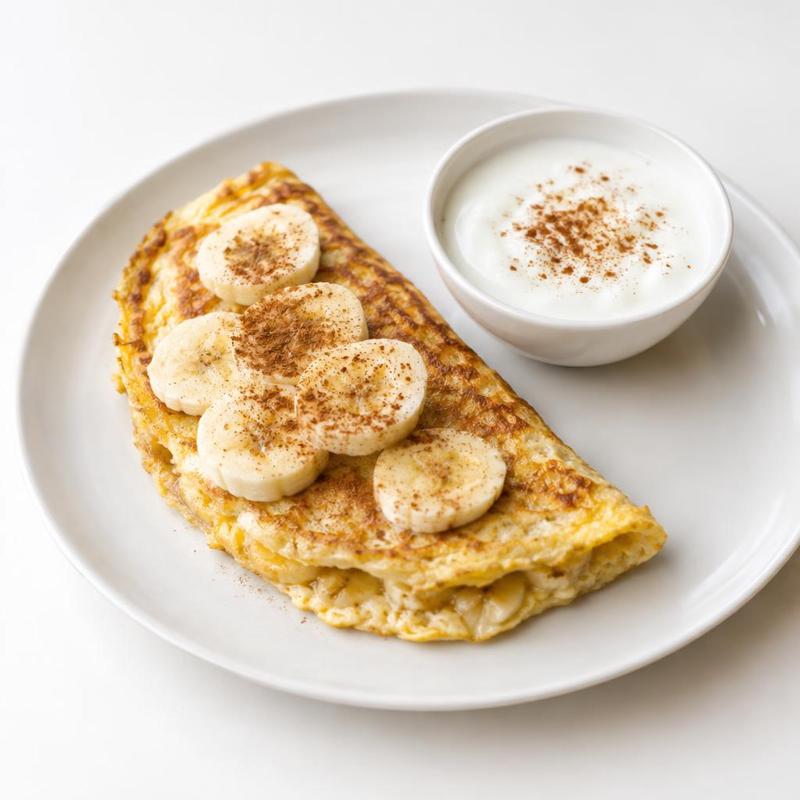 Omlet bananowy z jogurtem i cynamonem