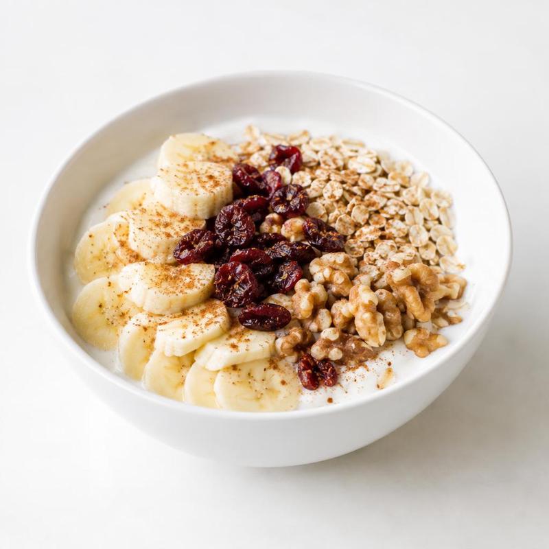 Jogurt z bananem, żurawiną, płatkami i orzechami