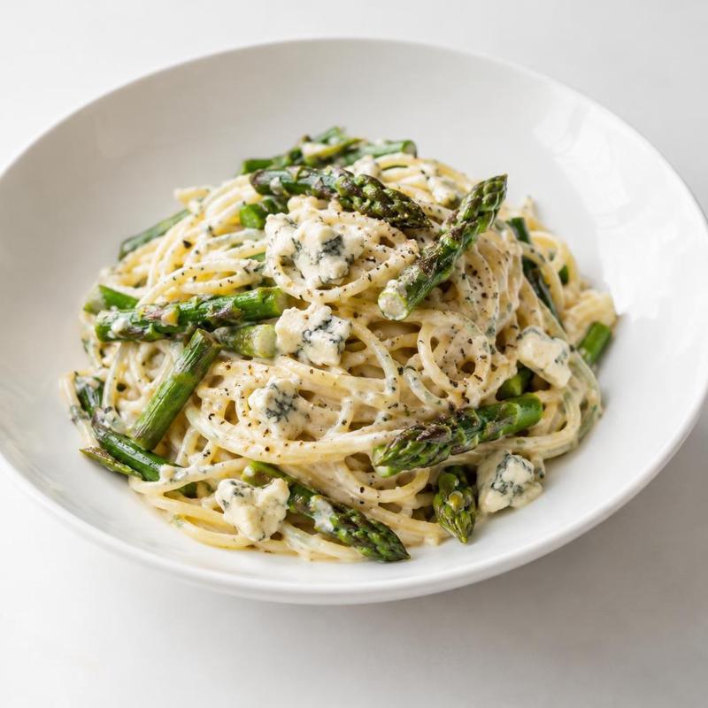 Spaghetti z gorgonzolą, śmietanką i smażonymi szparagami