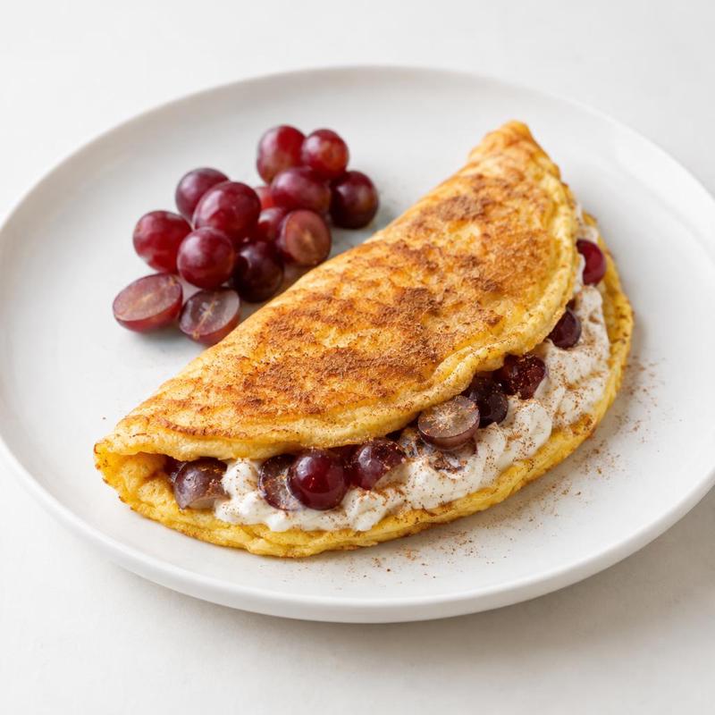 Omlet biszkoptowy z winogronami i kremem serkowym