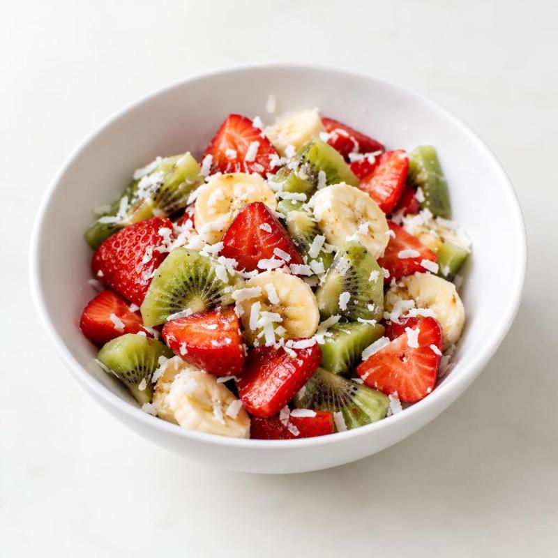 Sałatka z truskawkami, kiwi, bananem i wiórkami kokosowymi