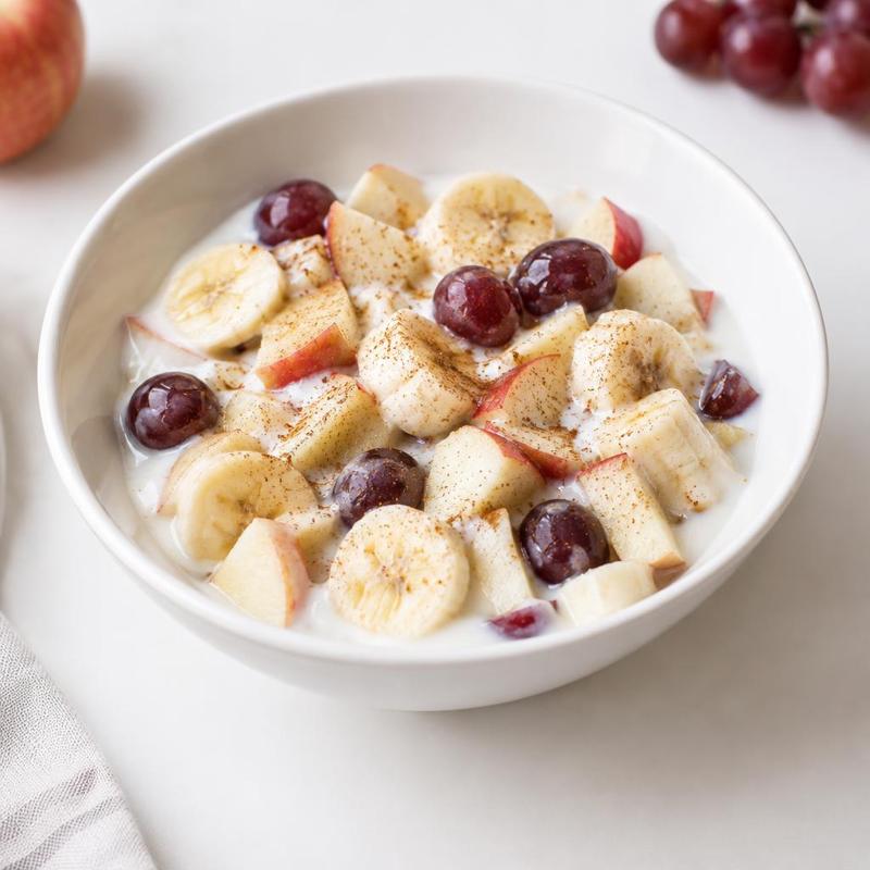 Sałatka z jabłkiem, bananem i winogronami na kefirze