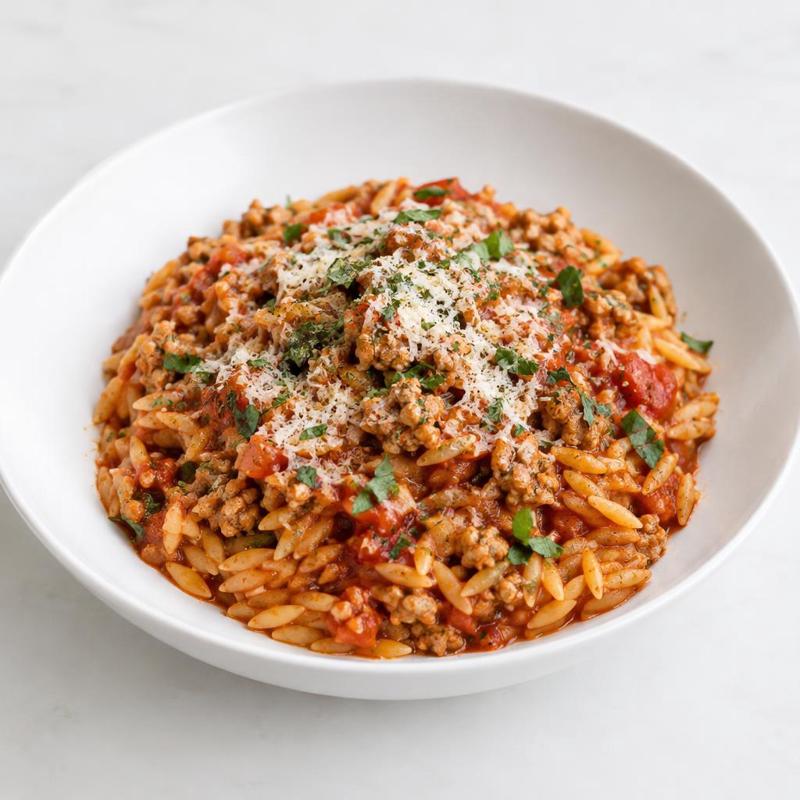 Orzo z indykiem w sosie pomidorowym z parmezanem