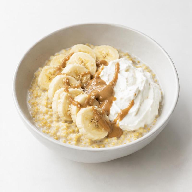 Jaglanka z tahini, bananem i skyrem
