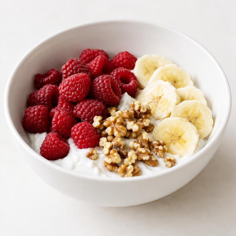 Skyr z malinami, bananem i orzechami