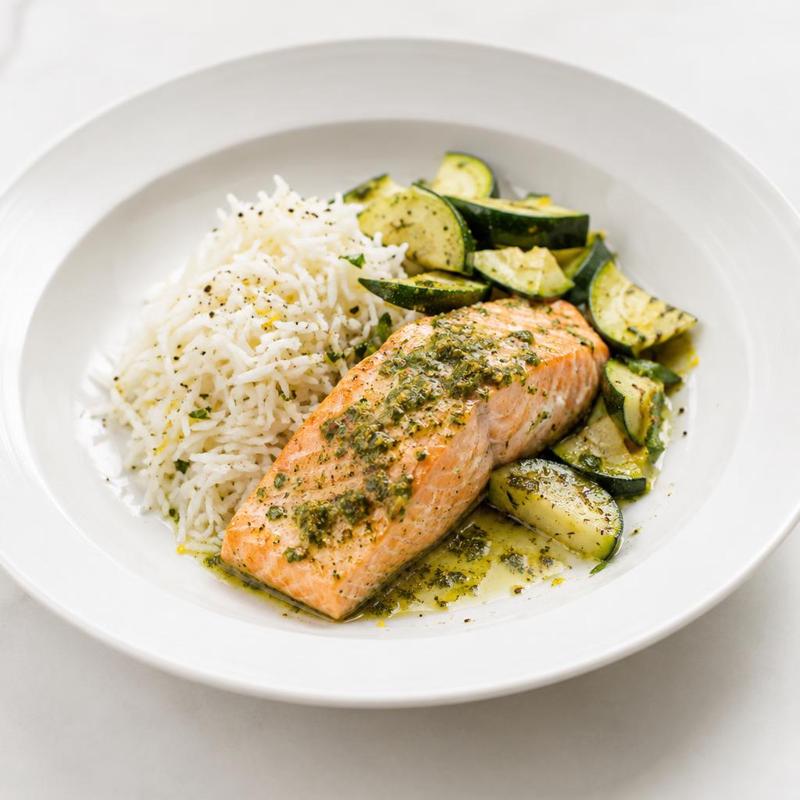 Łosoś z cukinią i ryżem w cytrynowym pesto