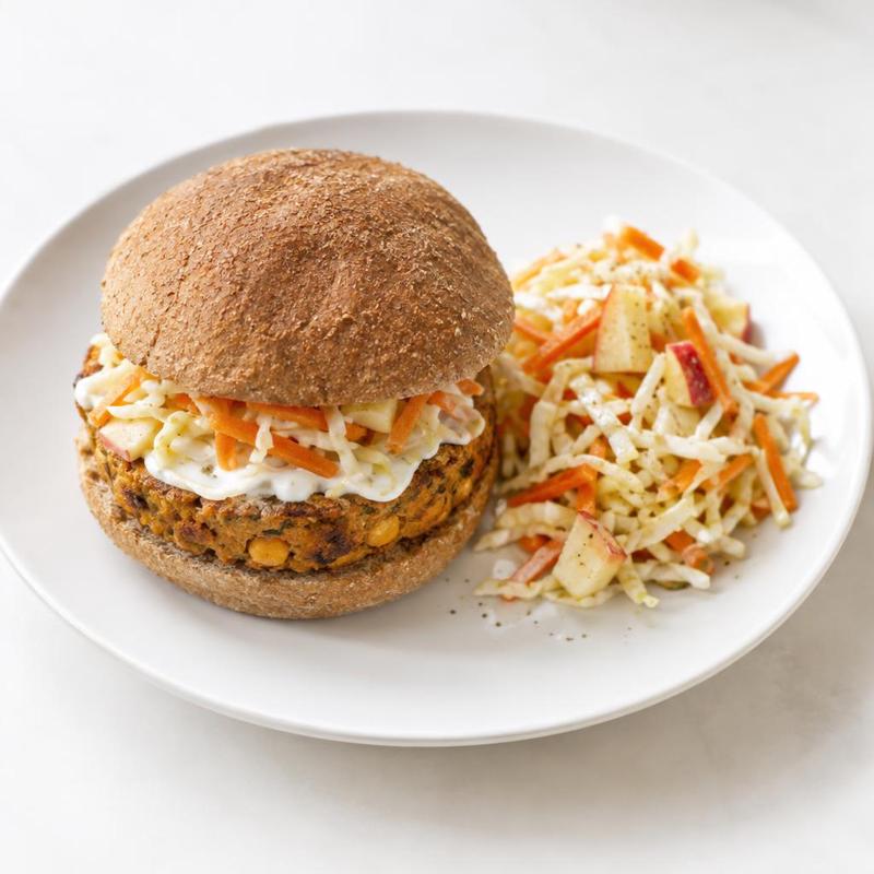 Burger w grahamce z kotletem ciecierzycowym