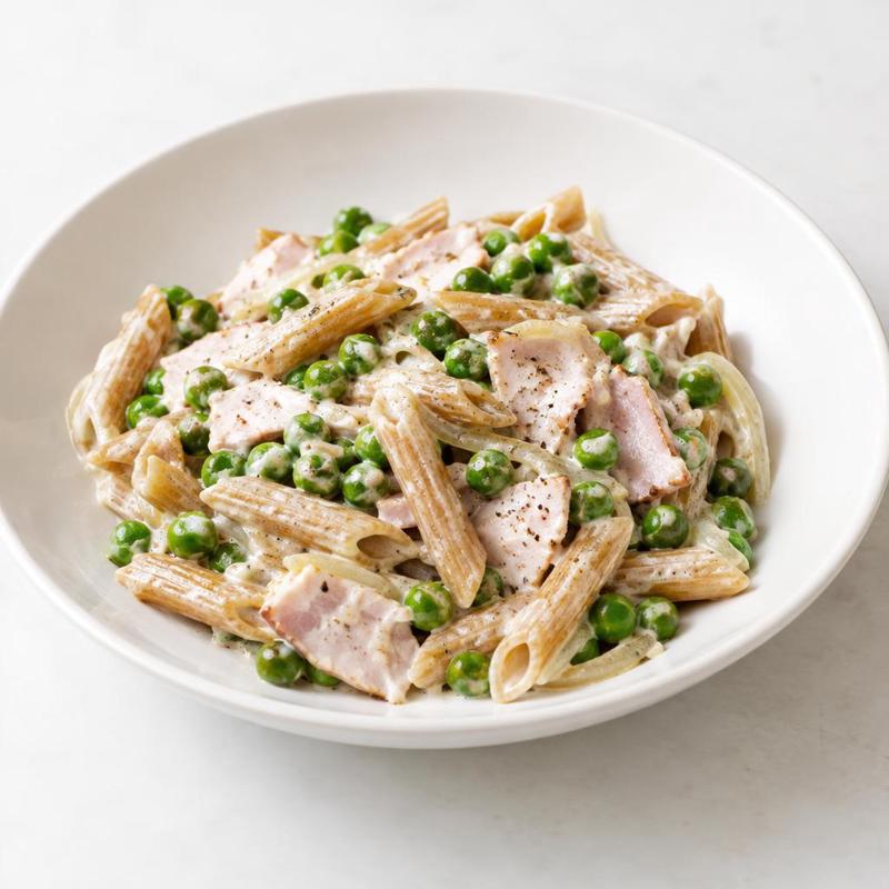 Penne z szynką w sosie śmietanowym z groszkiem