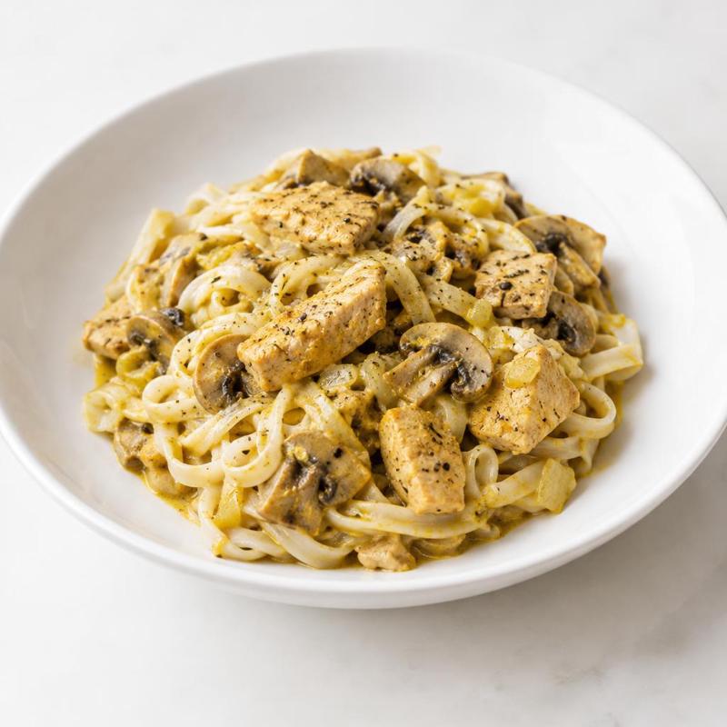 Makaron w sosie śmietanowo-curry z piersią indyka i pieczarkami