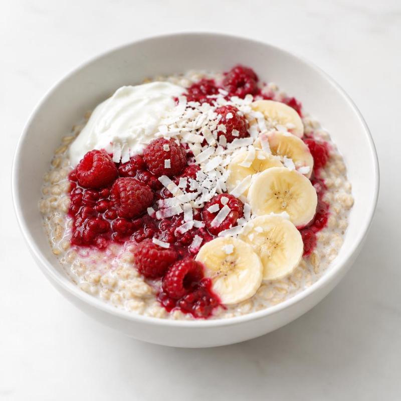 Owsianka kokosowa z sosem malinowo-bananowym