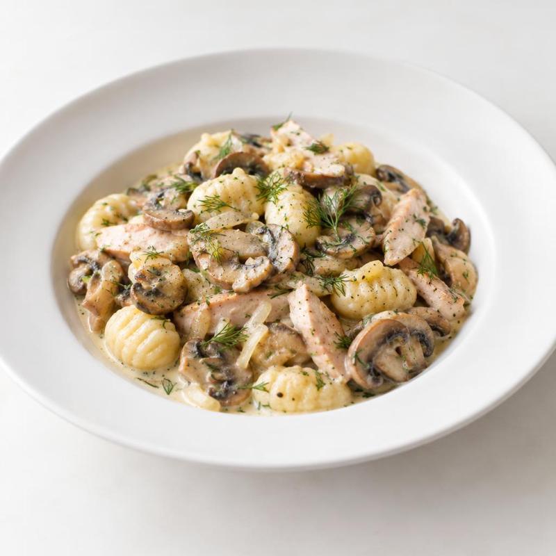 Gnocchi z szynką z kurczaka i smażonymi pieczarkami