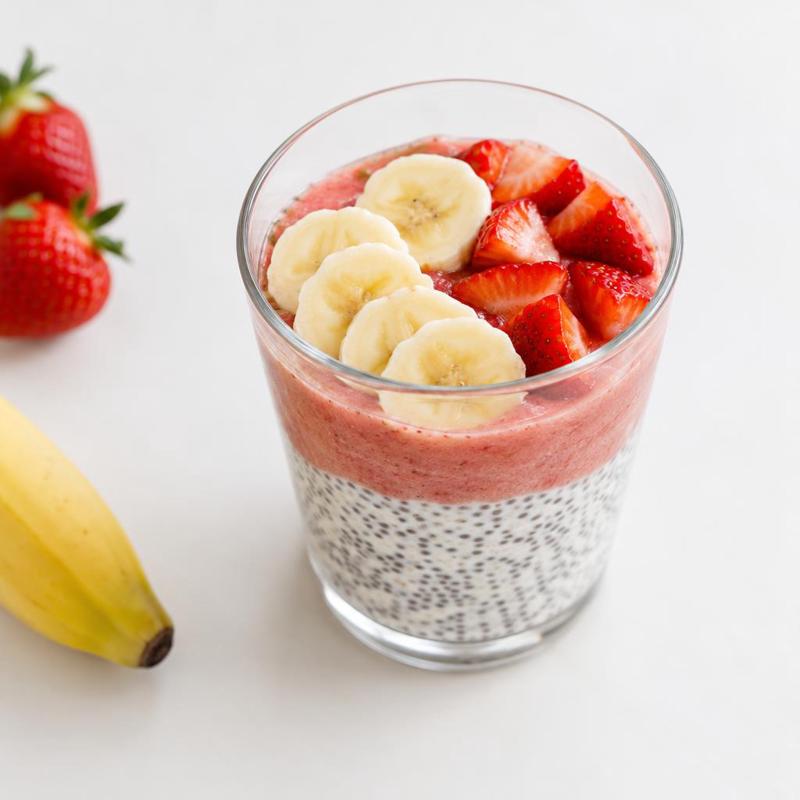 Pudding chia z jogurtem i musem truskawkowo-bananowym