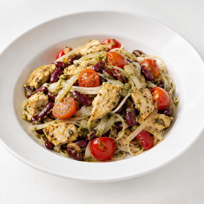 Makaron ryżowy z kurczakiem w sosie pesto z pomidorkami