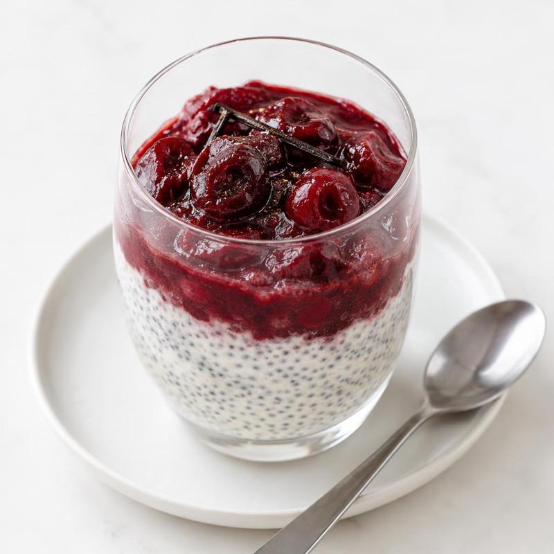 Pudding chia z musem wiśniowym i wanilią