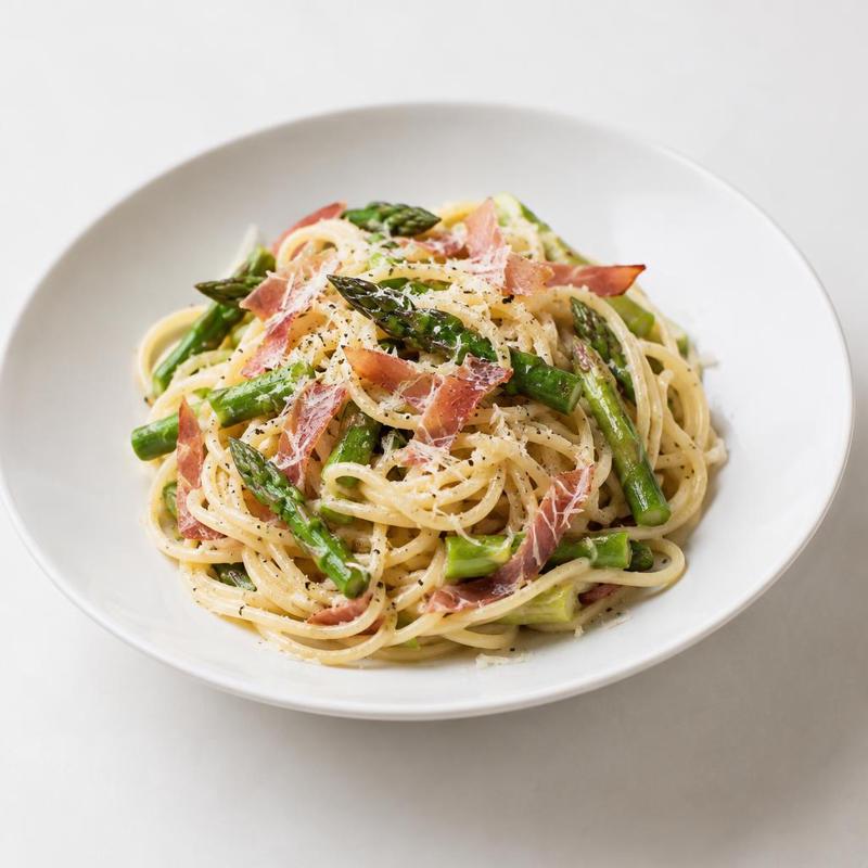 Spaghetti ze szparagami i szynką w maśle pieprzowym