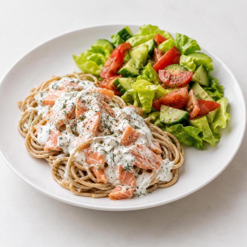 Spaghetti z łososiem w sosie twarogowym i sałatką