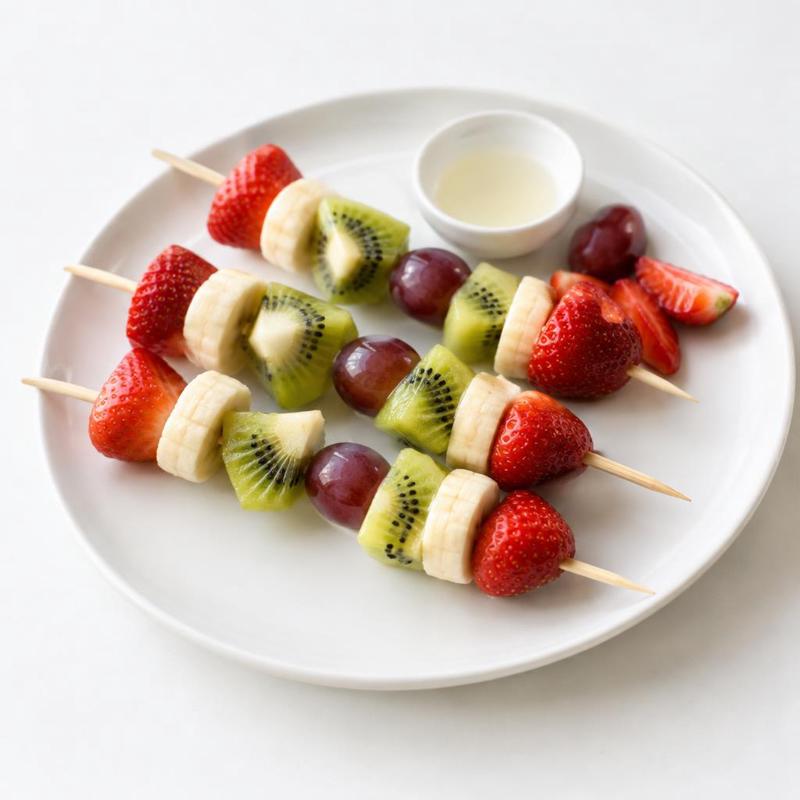 Szaszłyki z truskawek, banana, kiwi i winogron